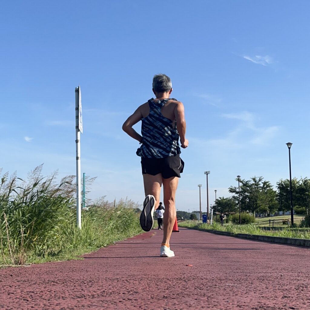 ガーミンスマートウォッチを装着してランニングする人