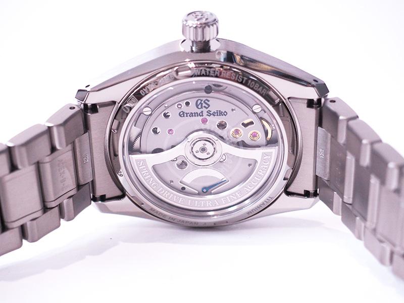 グランドセイコーのシースルーバックから見えるスプリングドライブムーブメント