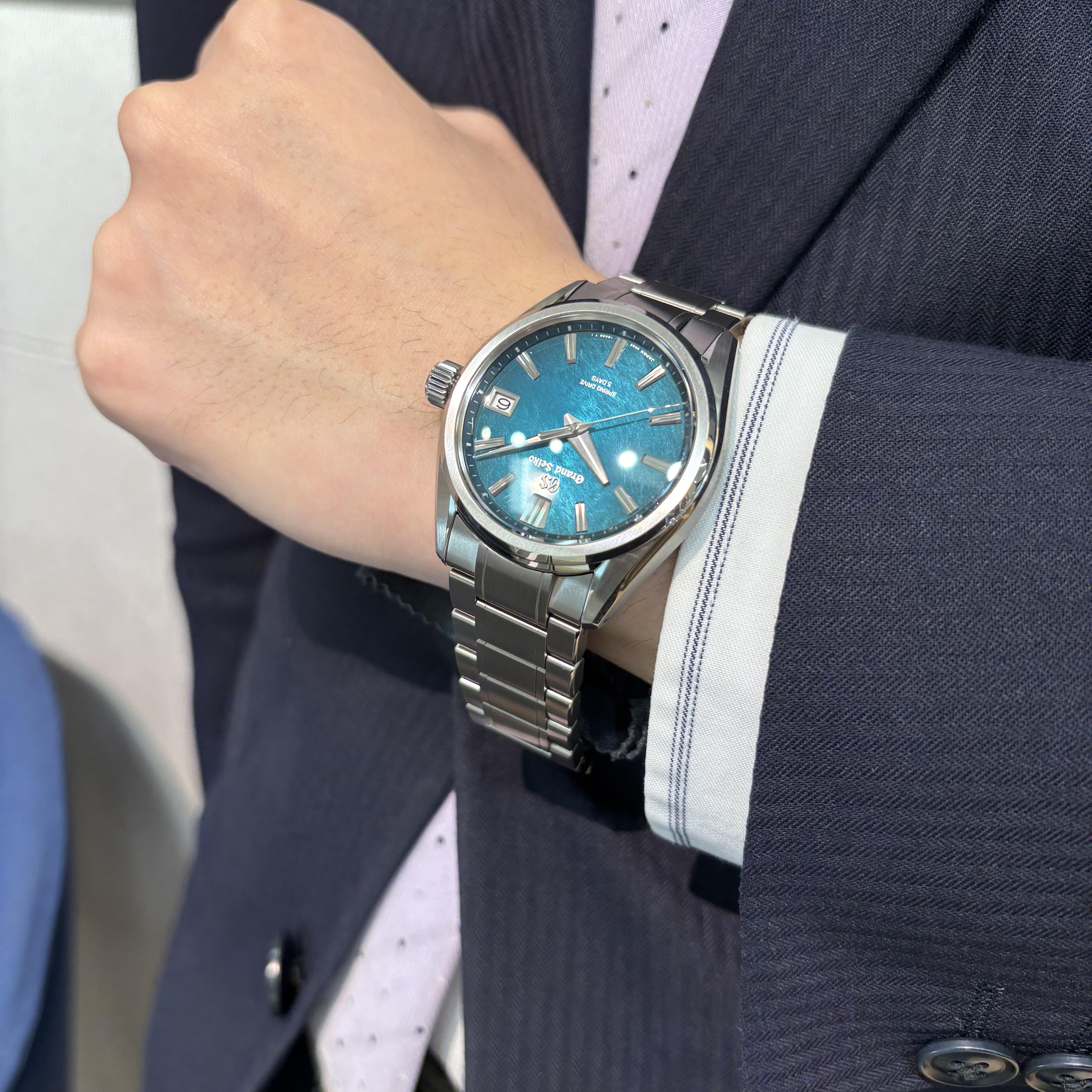 スーツ姿にSLGA025