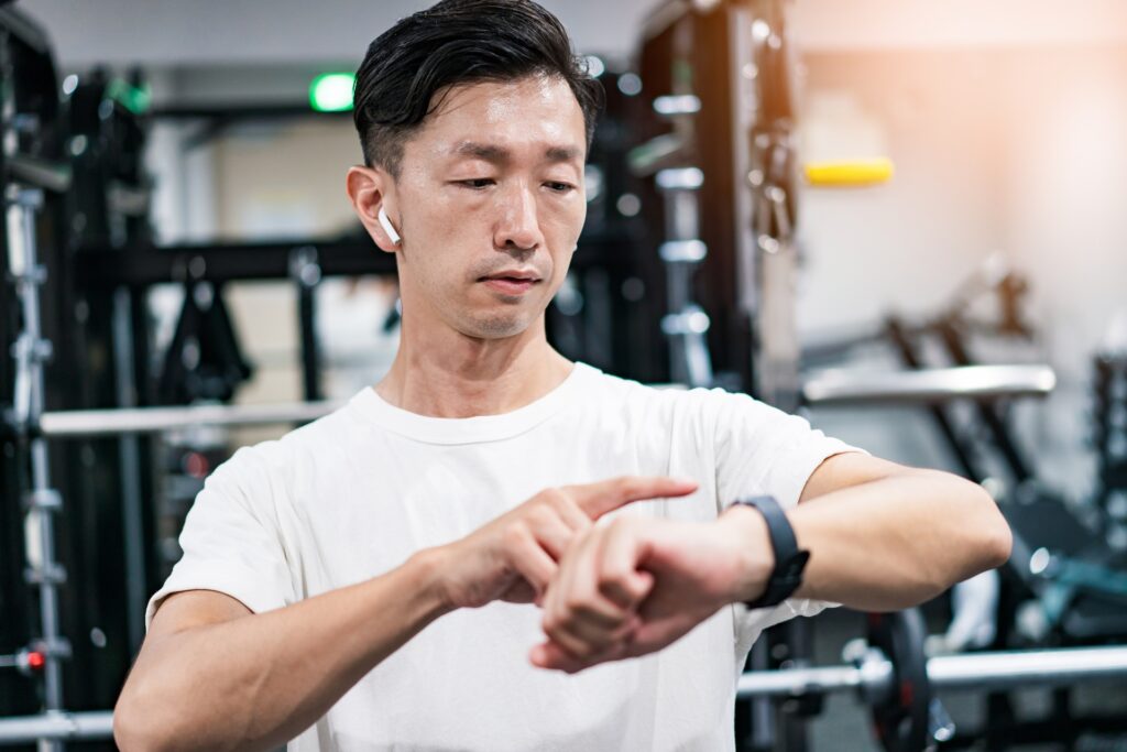 ガーミンのスマートウォッチを着用して快適にスポーツを楽しむ様子