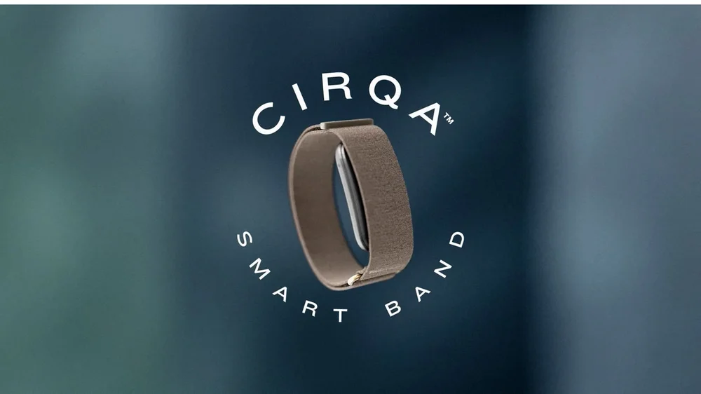 CIRQA Smart Band 画面を持たないバンドを手首に着けたイメージ