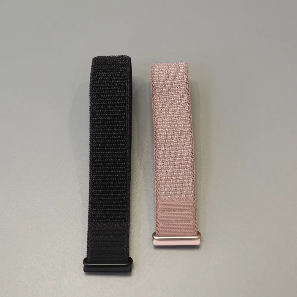 ガーミン CIRQA Smart Band BlackとMauveのバンド表面の織りの比較