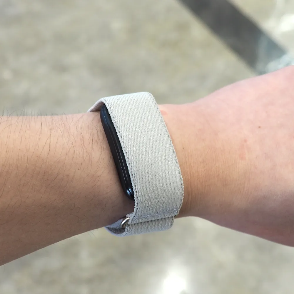 ガーミン CIRQA Smart Band French Grayを手首に装着した横からの装着感