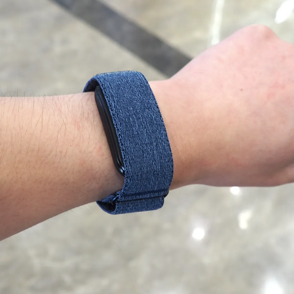 ガーミン CIRQA Smart Band Captain Blueを手首に装着した状態