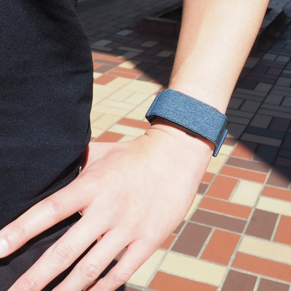 ガーミン CIRQA Smart Band Captain Blueを屋外で着用したイメージ
