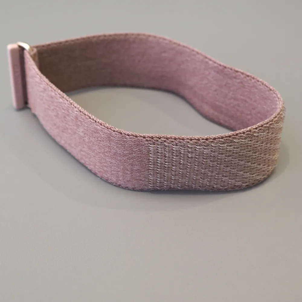 ガーミン CIRQA Smart Band Mauveのバンド内側の起毛面と織りのディテール