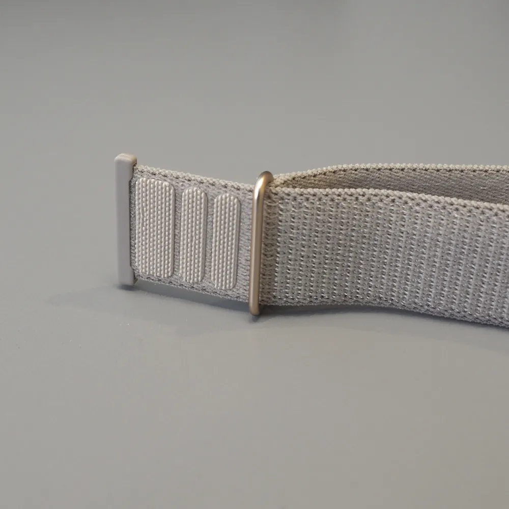 ガーミン CIRQA Smart Band 3段構成のベルクロと金属リングの留め具部分
